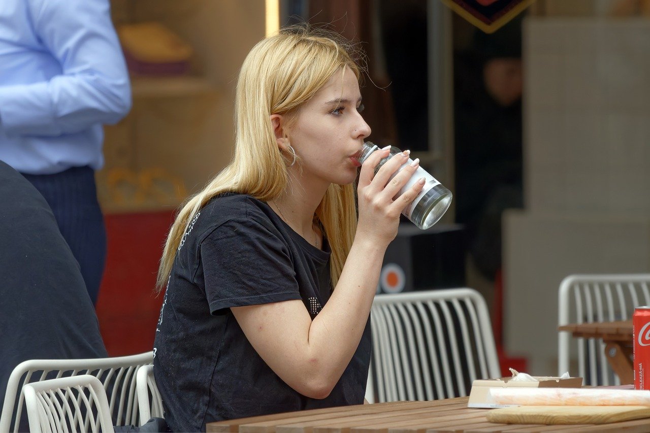 Kolik vody je skutečně třeba denně vypít pro pevné zdraví a překonání jarní únavy?